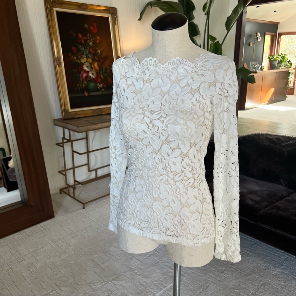 Pattyboutik Long Sleeve Floral Lace Top Scalloped Neckline Ivory Size Small